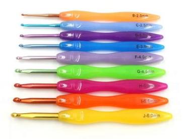 9-teiliges Häkelnadelset in Regenbogenfarben mit Kunststoffgriff